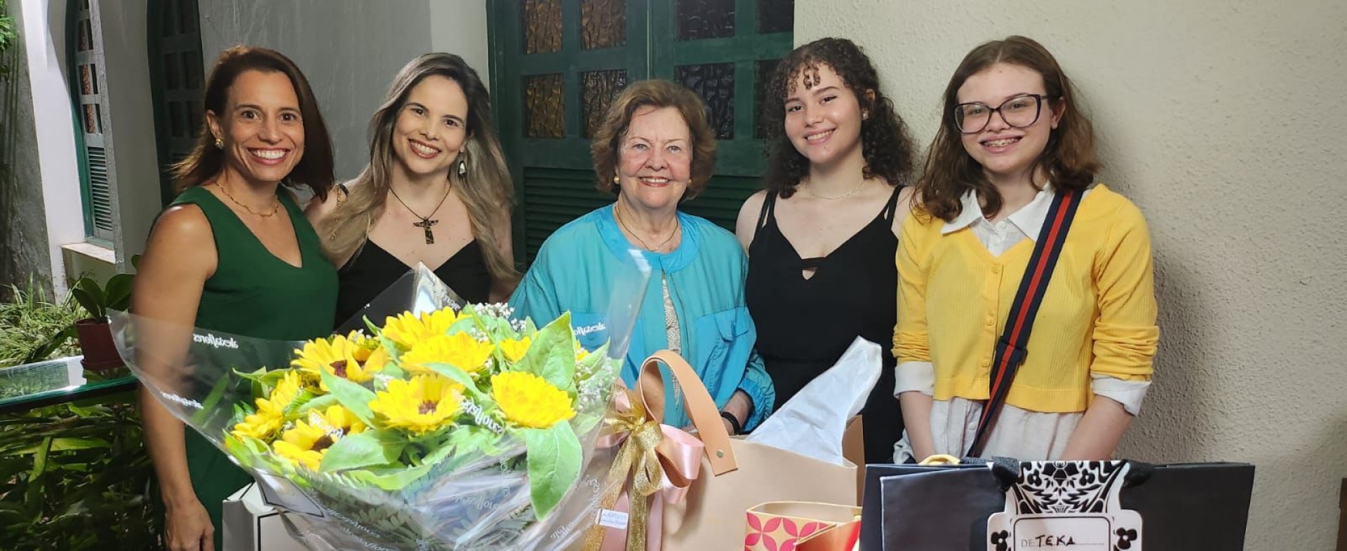 (Foto: Arquivo Pessoal)Neysse com a sobrinha Katharina, filha Fabíola e as netas, Iara (de preto) e Luísa