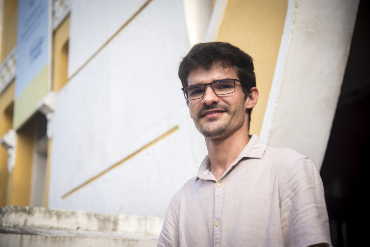 Hoje técnico de Laboratório em Conservação e Restauro de Bens Culturais Móveis da Universidade Federal do Ceará, Roberto Moreira Chaves foi aluno da Escola de Artes e Ofícios(Foto: Paulo Marcelo Freitas / divulgação)