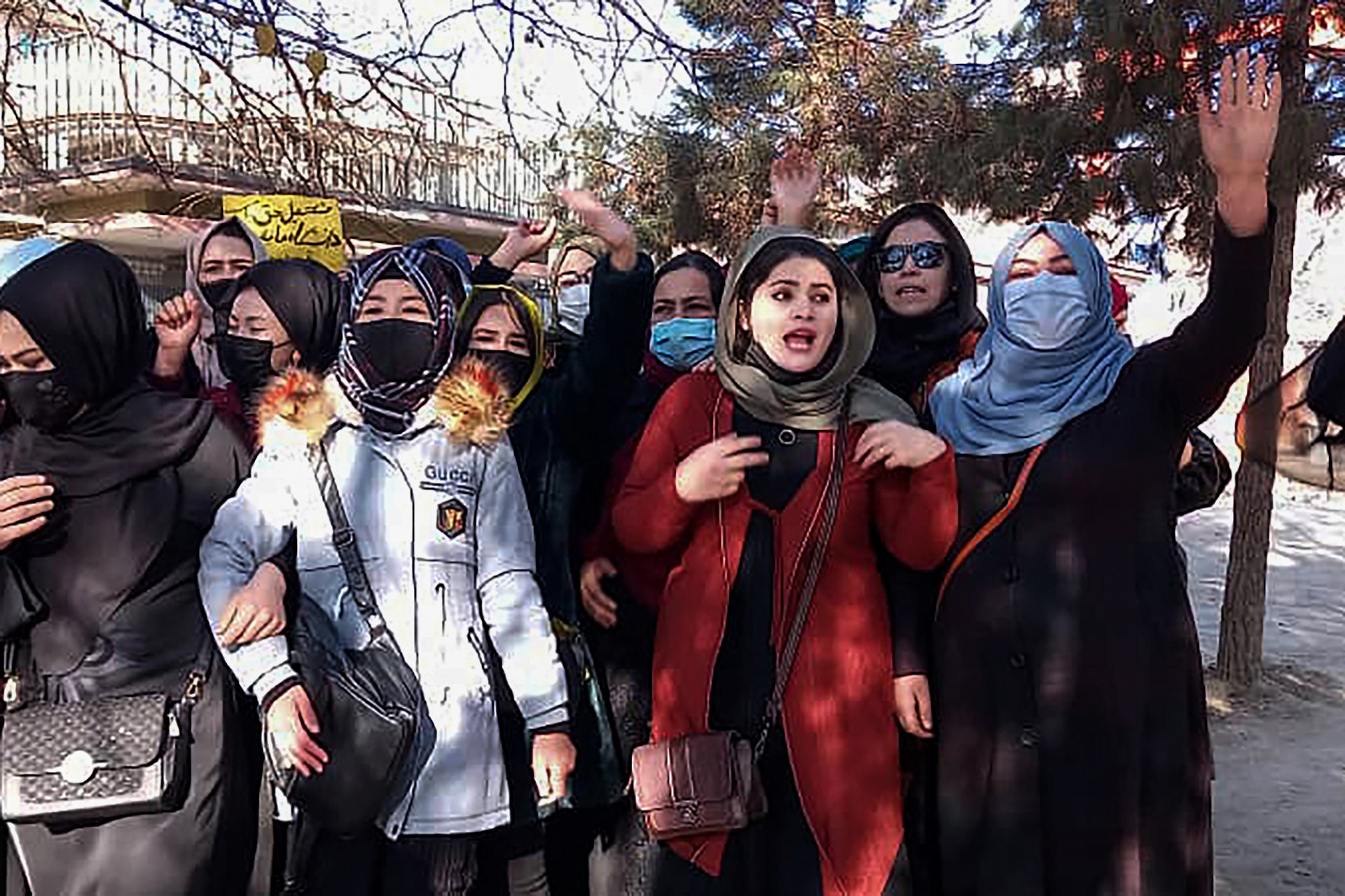 Mulheres afegãs entoam palavras de ordem para protestar contra a proibição do ensino universitário para mulheres, em Cabul (Foto: AFP)