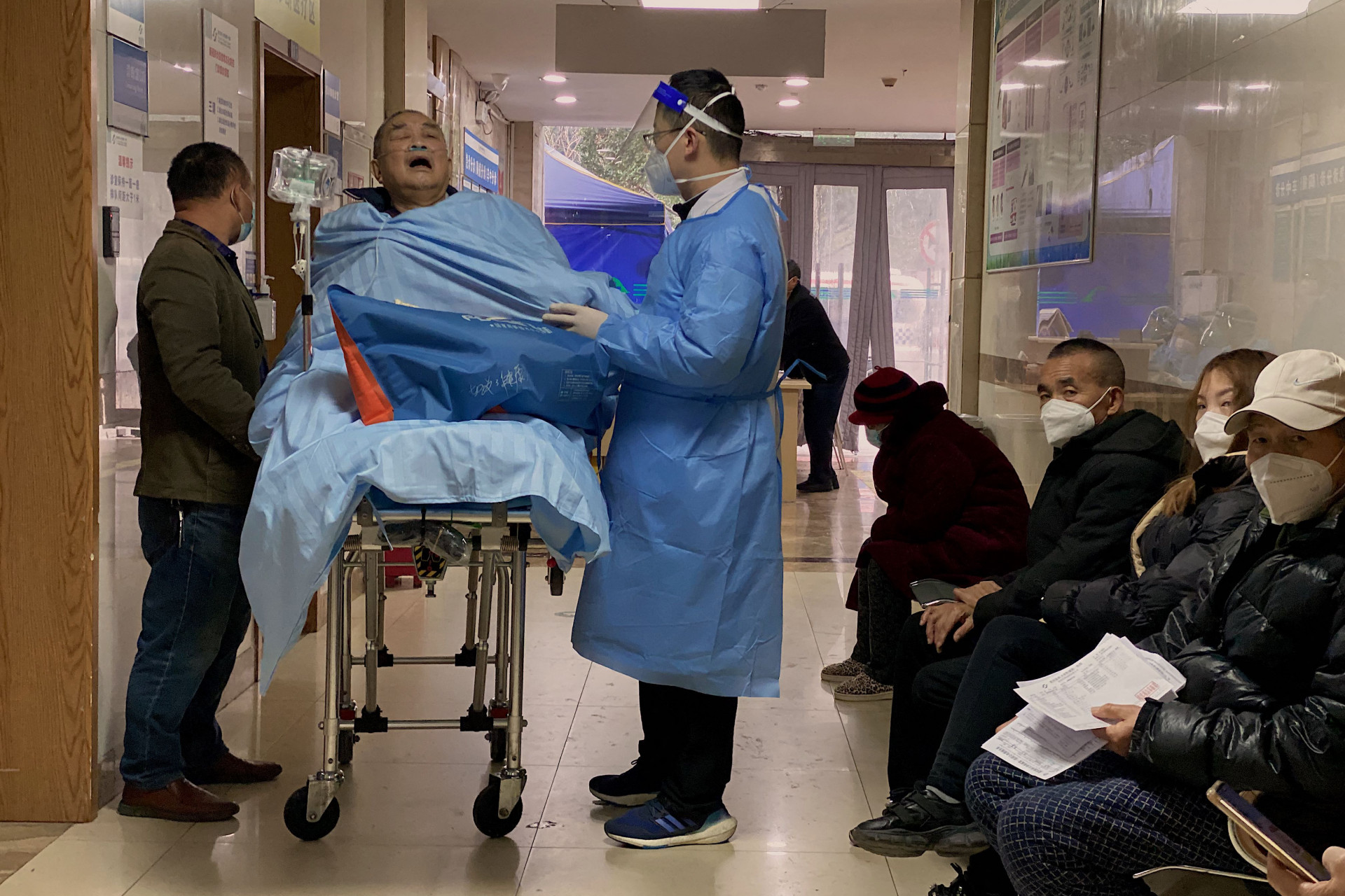 Um paciente idoso com covid-19 está deitado em uma maca na ala de emergência do Primeiro Hospital Afiliado da Universidade Médica de Chongqing, na cidade de Chongqing, no sudoeste da China (Foto: Noel Celis / AFP)