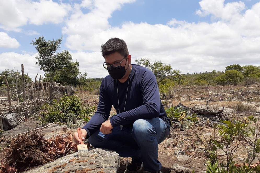 Thiago Lima limpando bloco com icnofosseis na localidade de Baixo Mororó, Ipueiras (CE).(Foto: Arquivo LABOPALEO )