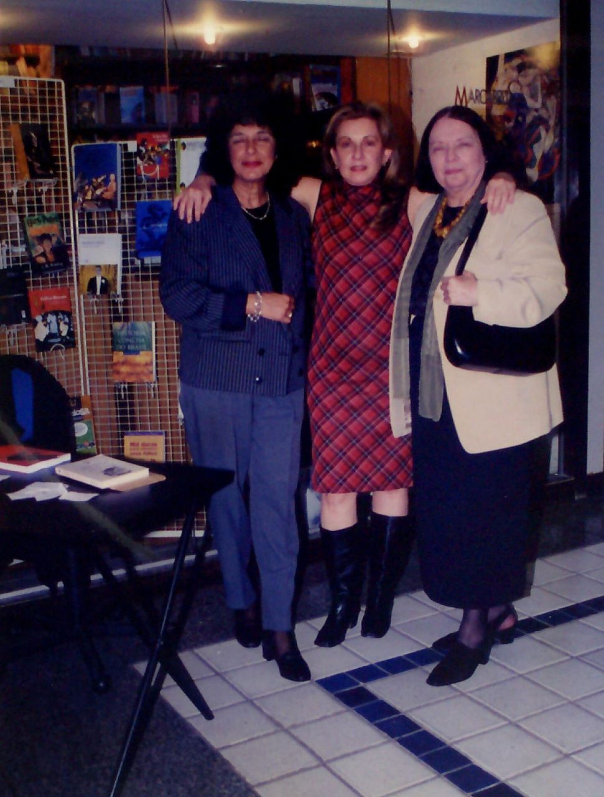 Na companhia das poetas Neide Archanjo e Joyce Cavalcante, esta sobralense, presidente da Rede de Escritoras Brasileiras, entidade que Nélida era sócia nº 17