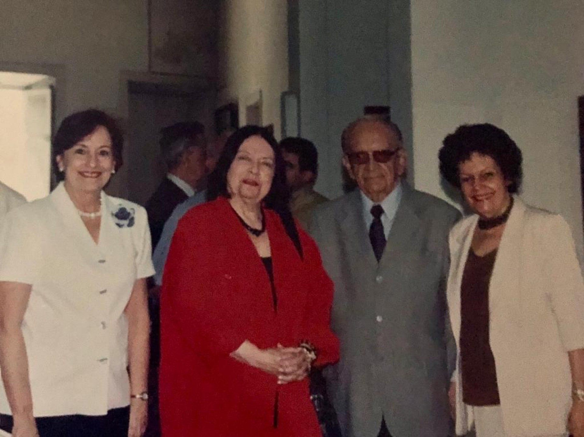 Nélida na Academia Cearense de Letras, quando recebeu o diploma de Mérito Cultural, na gestão de Artur Eduardo Benevides. Diploma entregue por Regina Fiúza, todos na foto onde está também Constança Távora(Foto: Arquivo Pessoal)