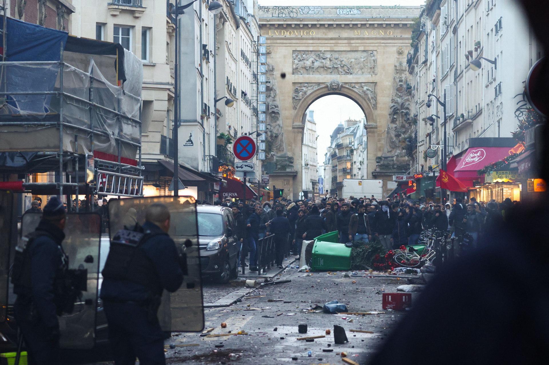Manifestantes entram em confronto com policiais de choque franceses após uma declaração do ministro do Interior francês, Gerald Darmanin (invisível), no local onde vários tiros foram disparados ao longo da rue d'Enghien no 10º arrondissement, em Paris (Foto: Thomas SAMSON / AFP)