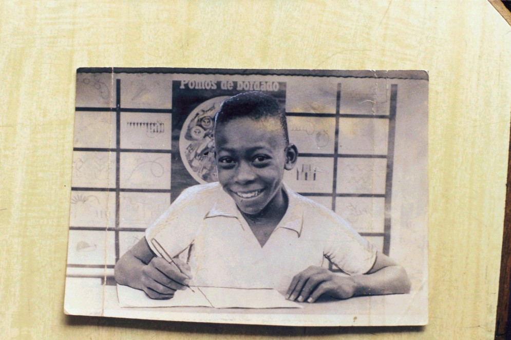 Pelé teve momentos difíceis. Precisou trabalhar de engraxate quando criança e teve salários atrasados no Santos(Foto: .)