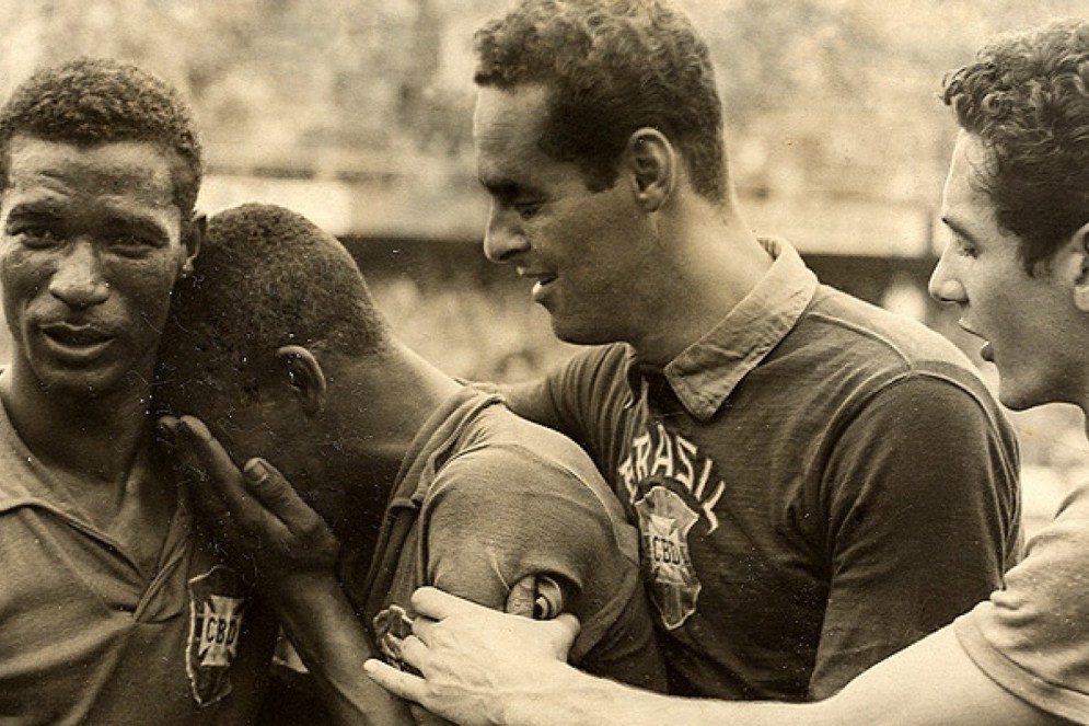 Pelé chora no ombro de Didi, depois da vitória de 5 a 2 sobre a Suécia na final da Copa de 58, com Gilmar e Orlando(Foto: Divulgação)