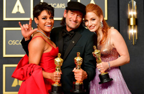 Ariana DeBose, Troy Kotsur e Jessica Chastain em registro do Oscar 2022, no qual os três levaram troféus de atuação
