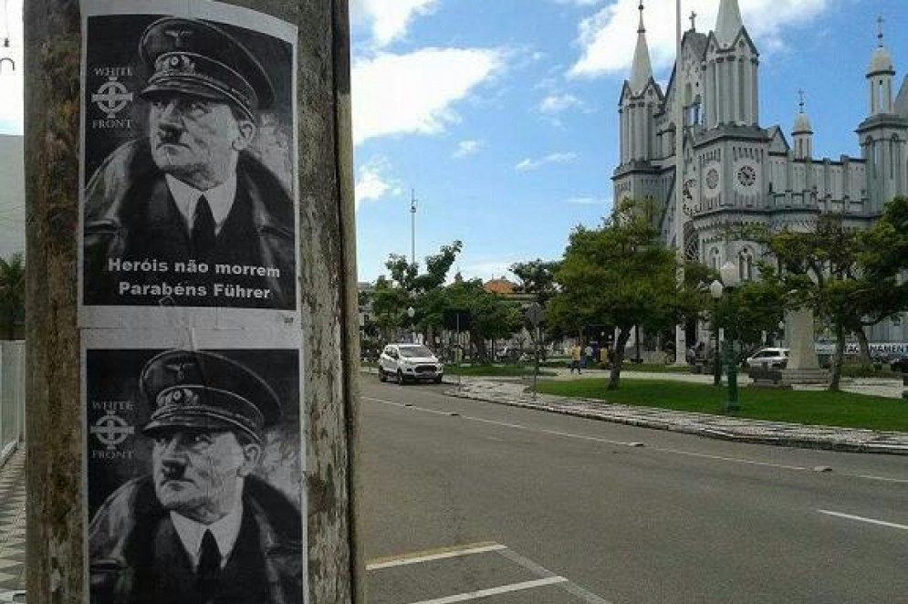 Em 2014, cartazes homenageando o aniversário de Hitler foram espalhados pelo centro de de Itajaí, em Santa Catarina(Foto: Reprodução)