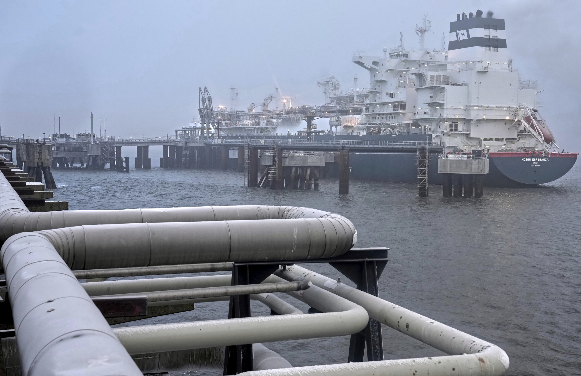 A Alemanha inaugurou seu primeiro terminal de gás natural liquefeito (GNL), construído em tempo recorde, enquanto o país luta para se adaptar à vida sem energia russa(Foto: MICHAEL SOHN / POOL / AFP)