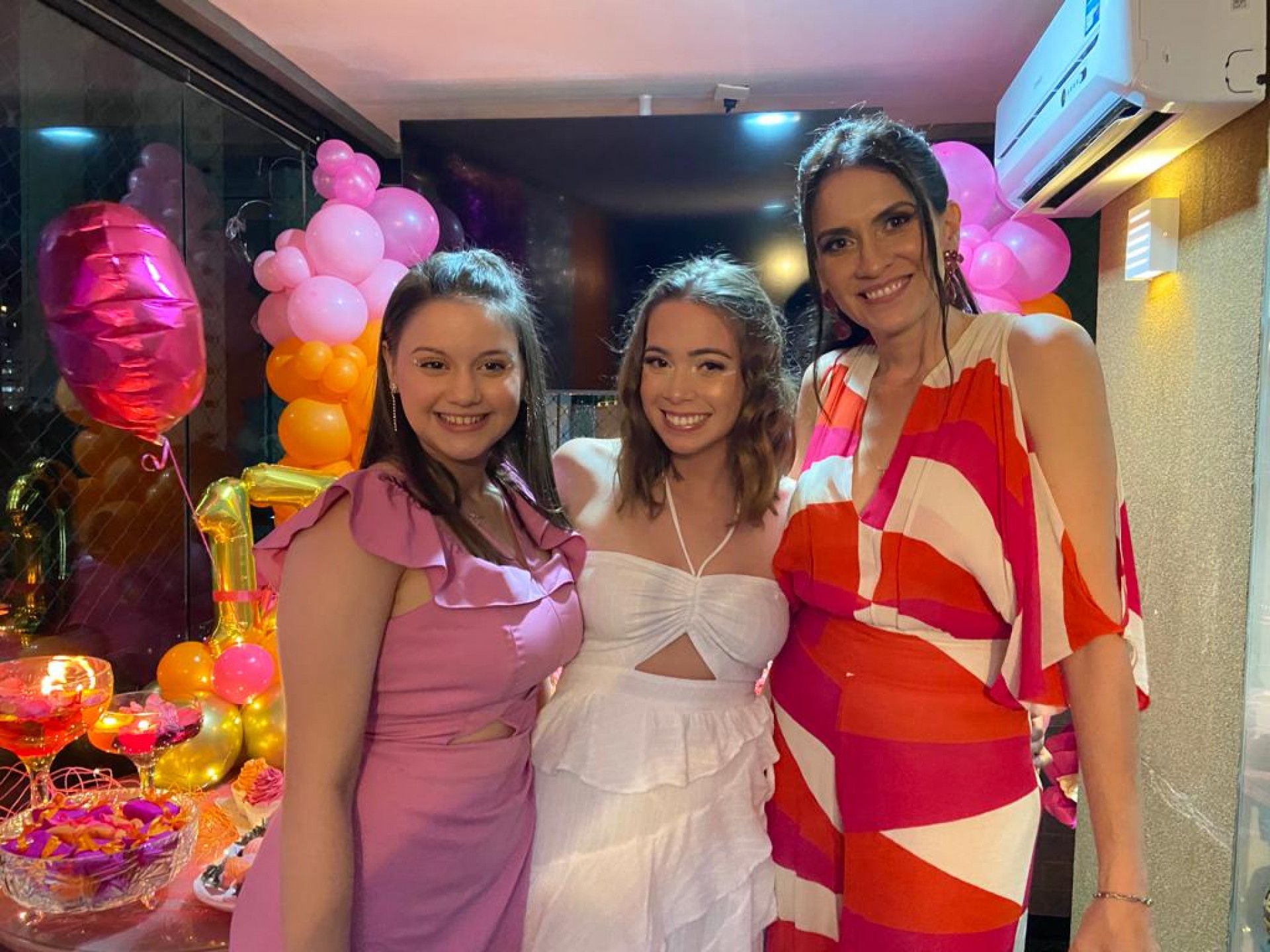 (Foto: Arquivo Pessoal)Luciana do Vale Carioca 
com Ana Amélia e Ana Luiza
