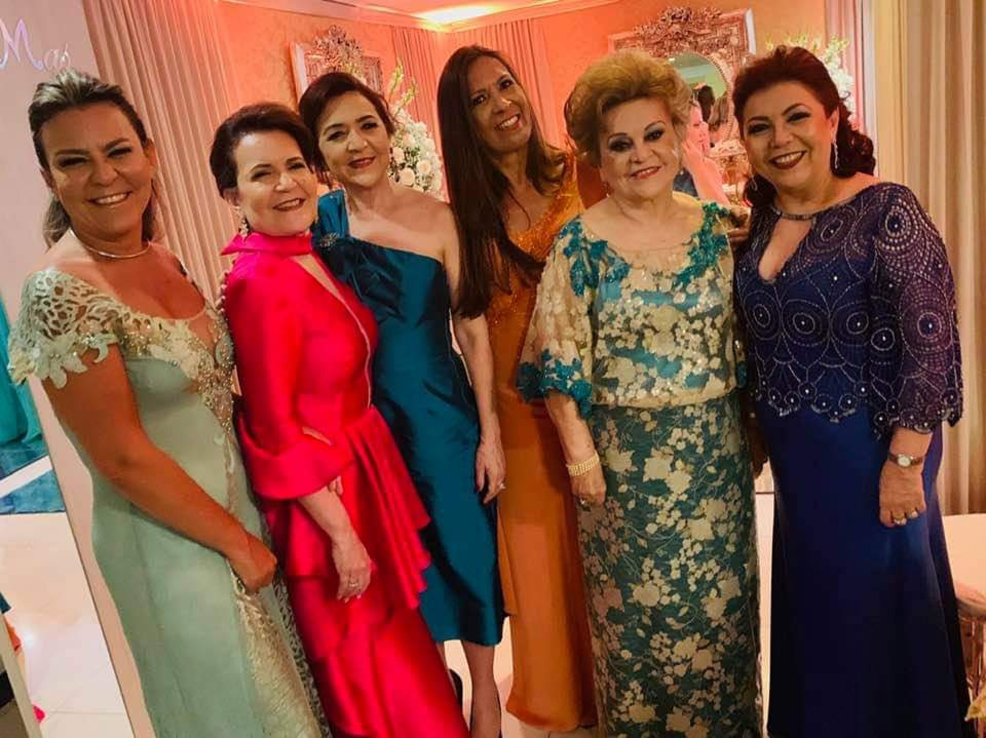 (Foto: Arquivo Pessoal)Yolanda Araújo com Raquel, Andréa, Ana Luísa, Maria Teresa e Isabel