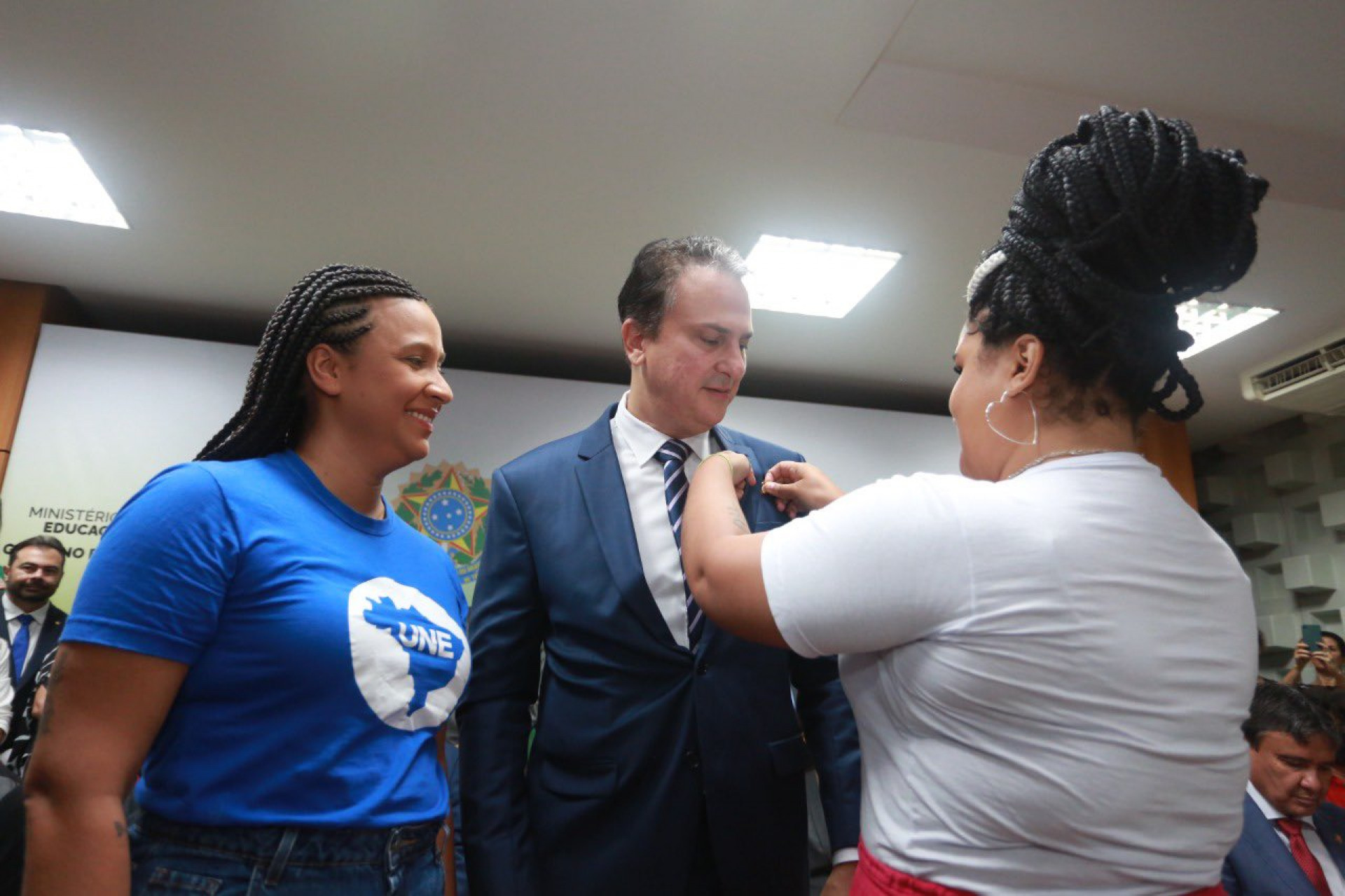 ￼CAMILO recebeu um broche de representantes da UNE e da Ubes (Foto: Reprodução Twitter Camilo Santana)