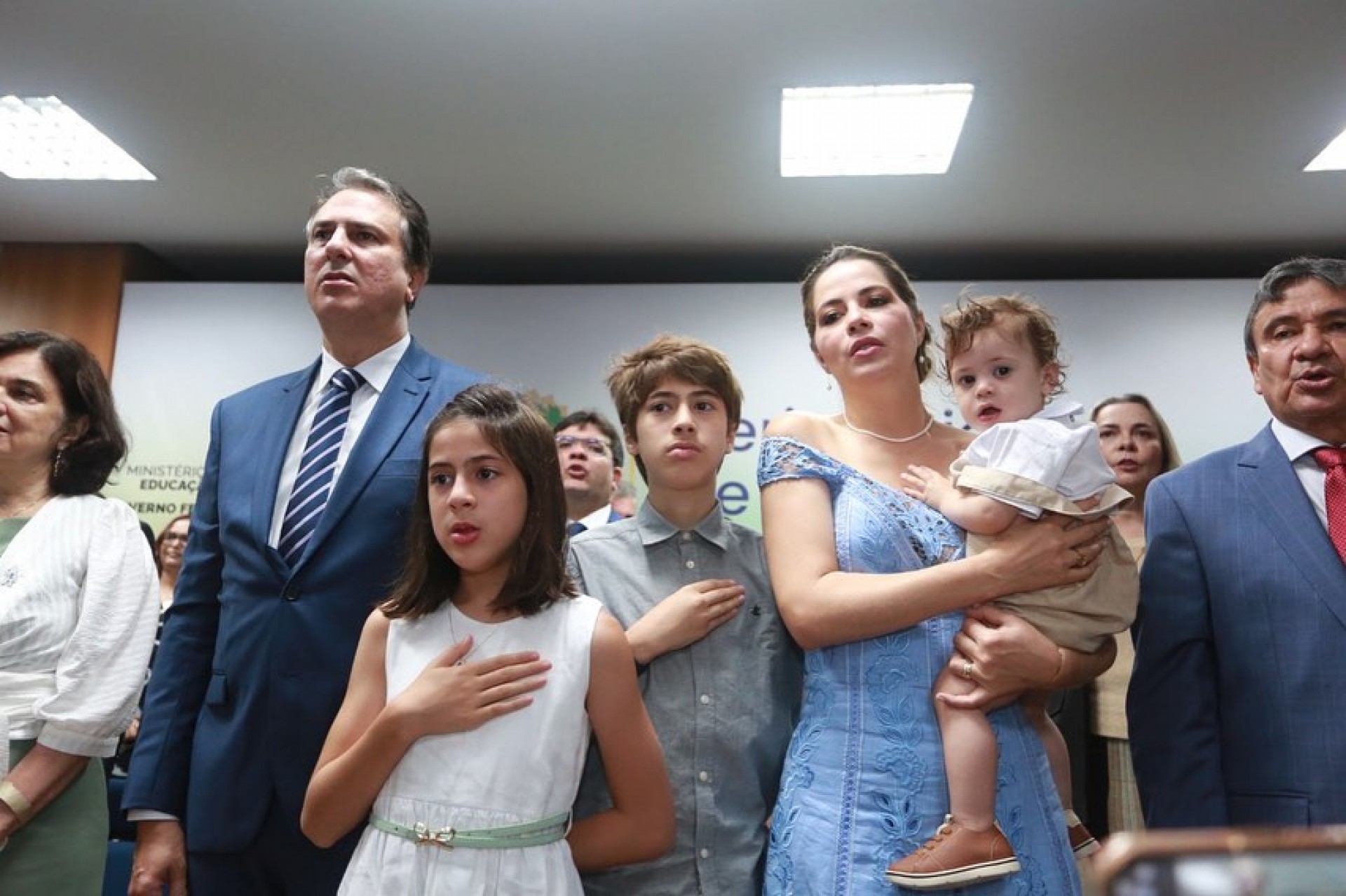 Camilo Santana com a família quando assumiu o cargo de ministro da Educação (Foto: Reprodução/Instagram @onelialeitesantana)