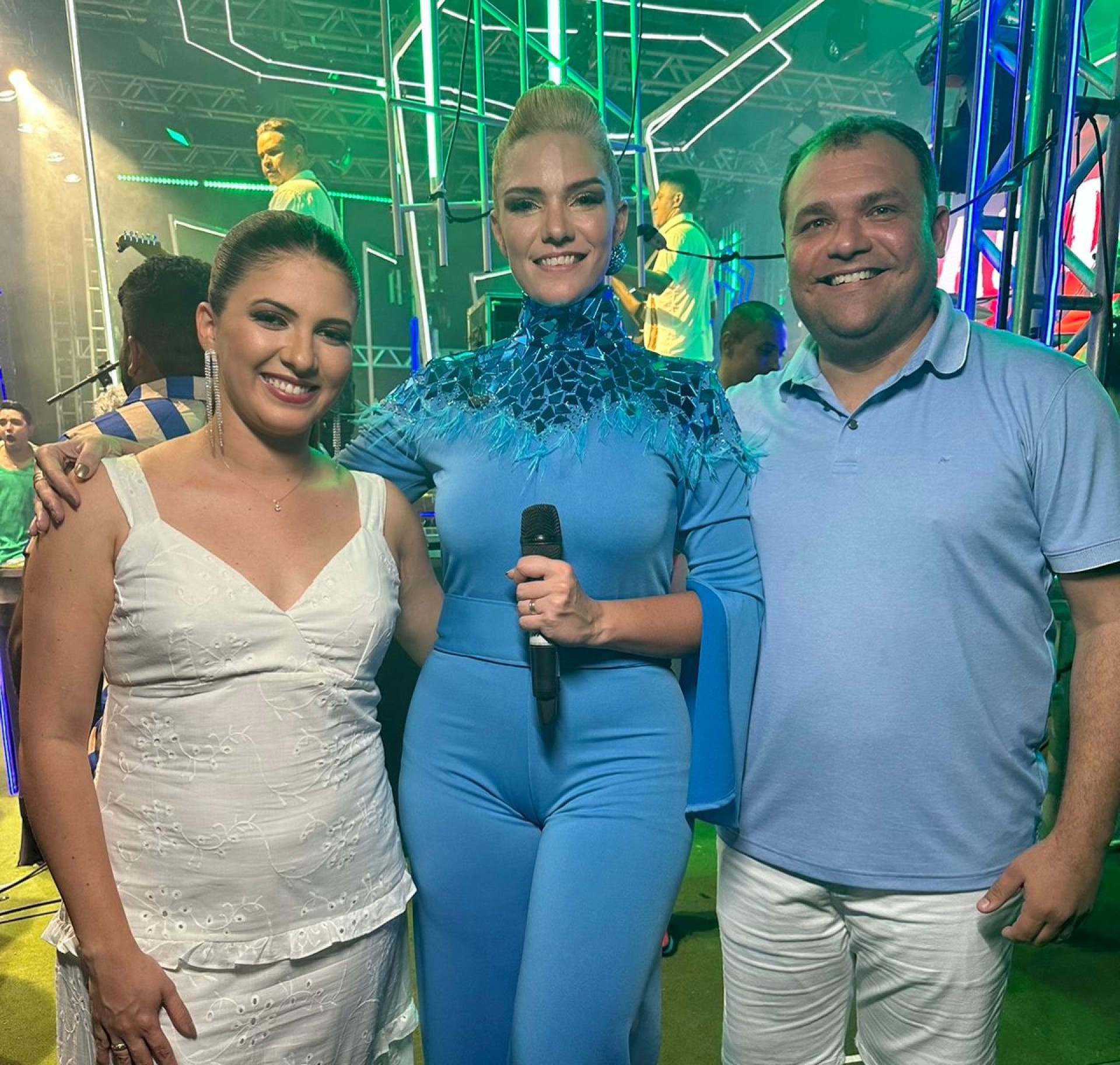 Prefeito Gustavo Moreira e a primeira dama Vanessa com Lorena Bayer, vocalista da Banda Acaiaca(Foto: Divulgação)
