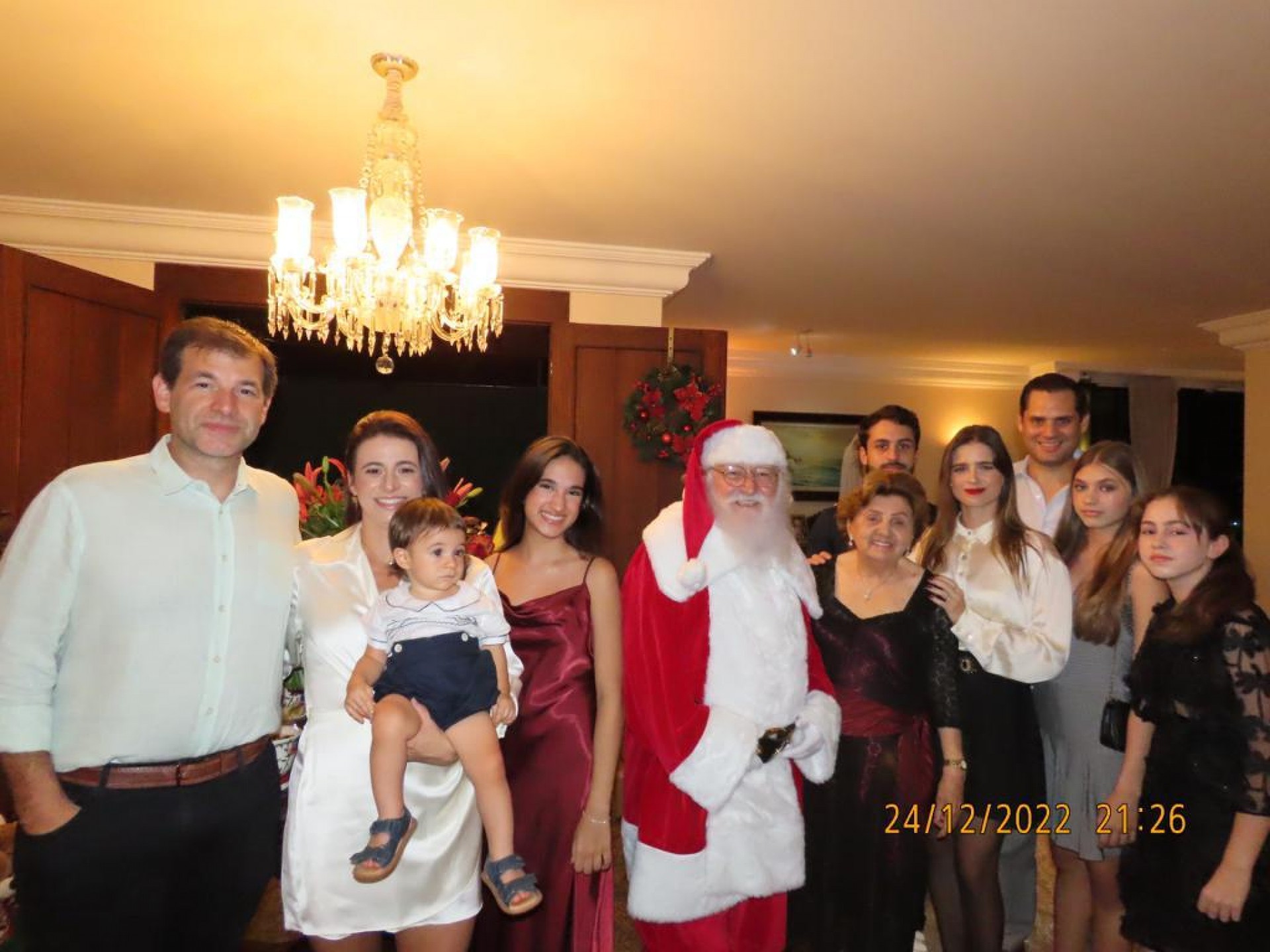 Querida Branca Pegado entre sua família feliz recebendo o novo ano. Seus 90 aninhos ganhou elogios do Papai Noel(Foto: Arquivo Pessoal)