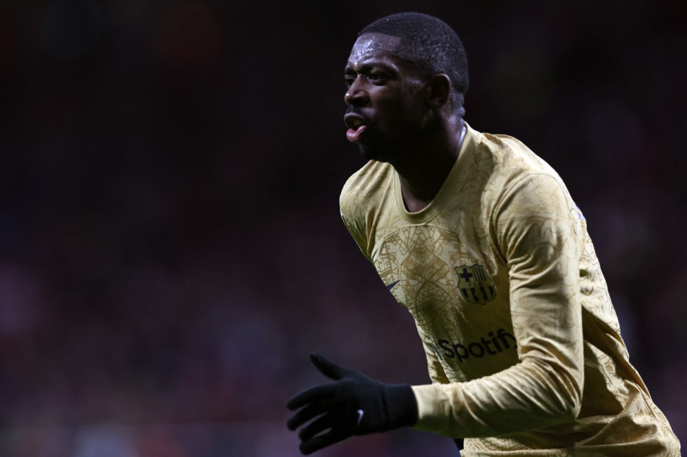 O atacante francês do Barcelona, Ousmane Dembelé, comemora o gol de abertura durante a partida de futebol da Liga Espanhola contra Atlético de Madrid no estádio Wanda Metropolitano, em Madri, em 8 de janeiro de 2023(Foto: PIERRE-PHILIPPE MARCOU / AFP)