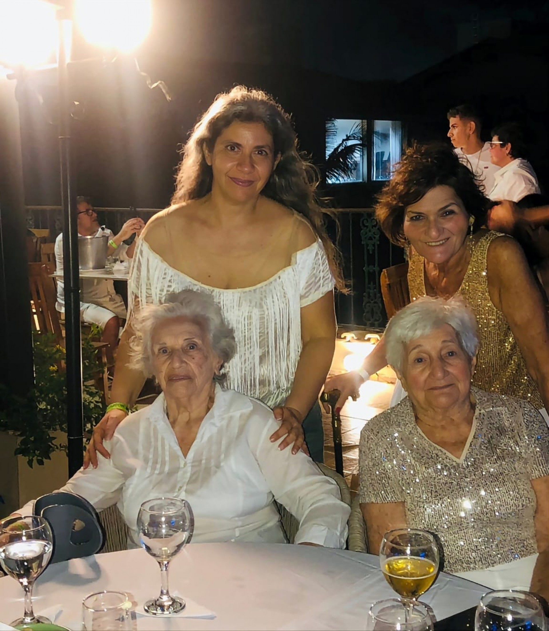 (Foto: Arquivo Pessoal)Larissa e Maria de Lourdes França com Sandra e Magnólia Gondim