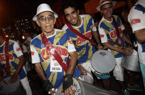 Em 2023, Bloco Cheiro de Iracema estreia nas ruas para manter o legado do tradicional Bloco Cheiro. Na foto, registro do diretor da agremiação, Valdemir Borges, na folia de 2012