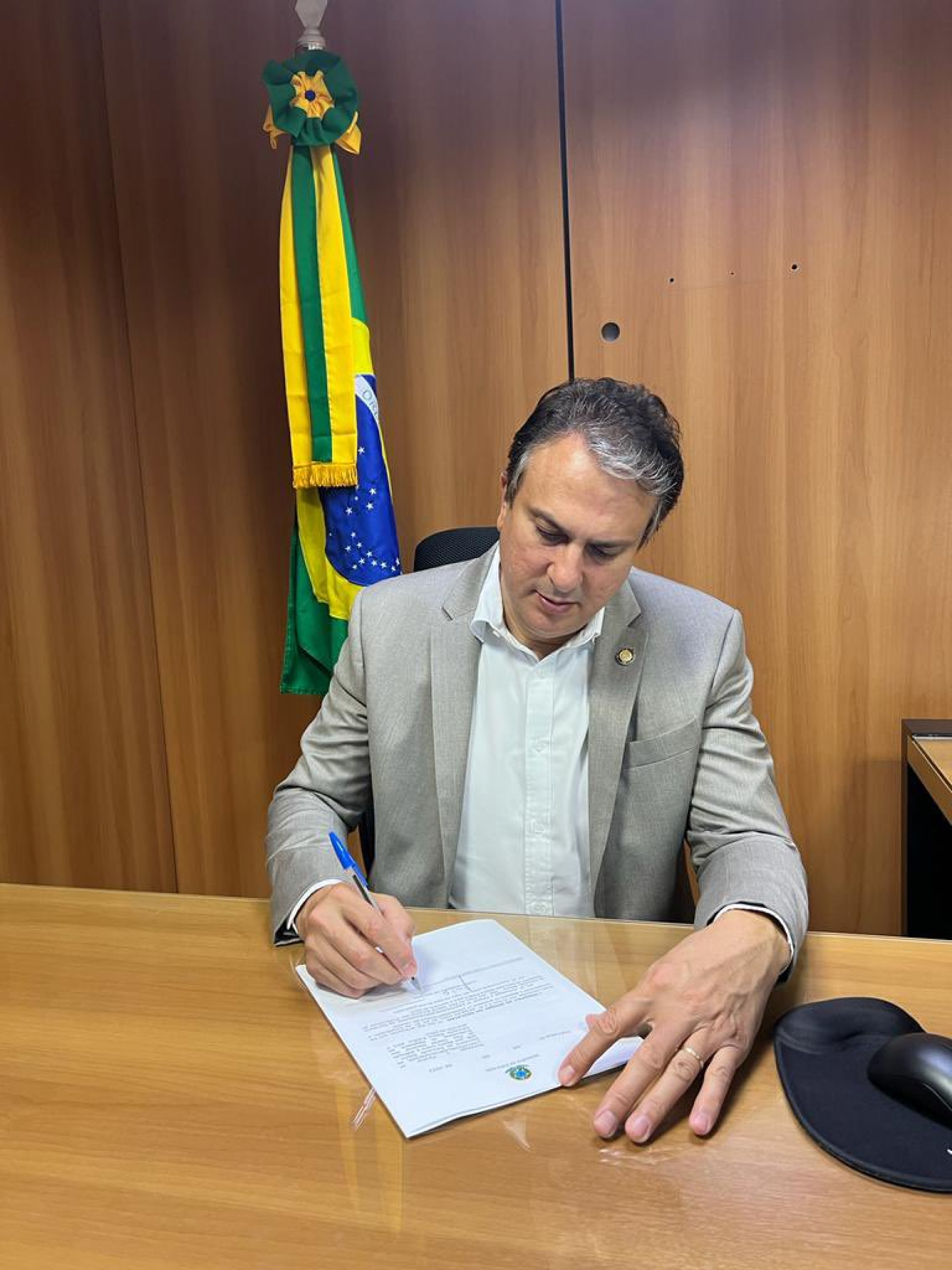 ￼MINISTRO assinou portaria elevando piso dos professores (Foto: Reprodução Twitter Camilo Santana)