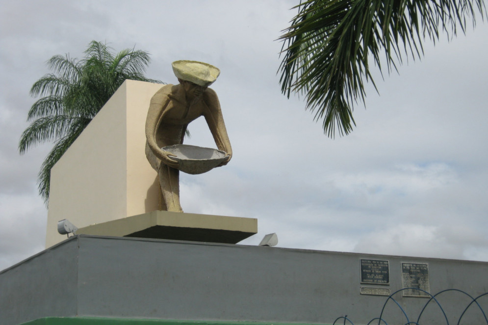 Em Boa Vista (RR), a Praça do Centro Cívico ostenta o Monumento ao Garimpeiro. Em 2020, a estátua foi pichada com a frase ‘Fora, Garimpo’. (Foto: Jorge Brazil / Wikicommons)
