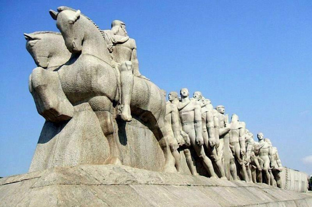 Monumento às Bandeiras, em homenagem aos bandeirantes, responsáveis por capturar negros e indígenas.(Foto: Obra de Victor Brechere)