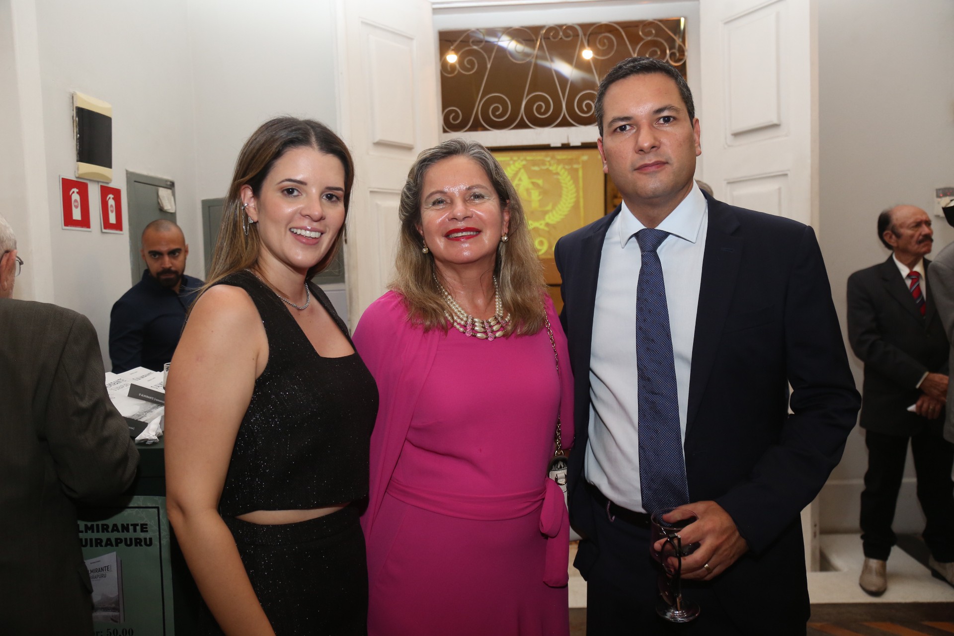 (Foto: João Filho Tavares/O POVO)Joysa e Isabel de Sá Cavalcante com Rodrigo Silveira
