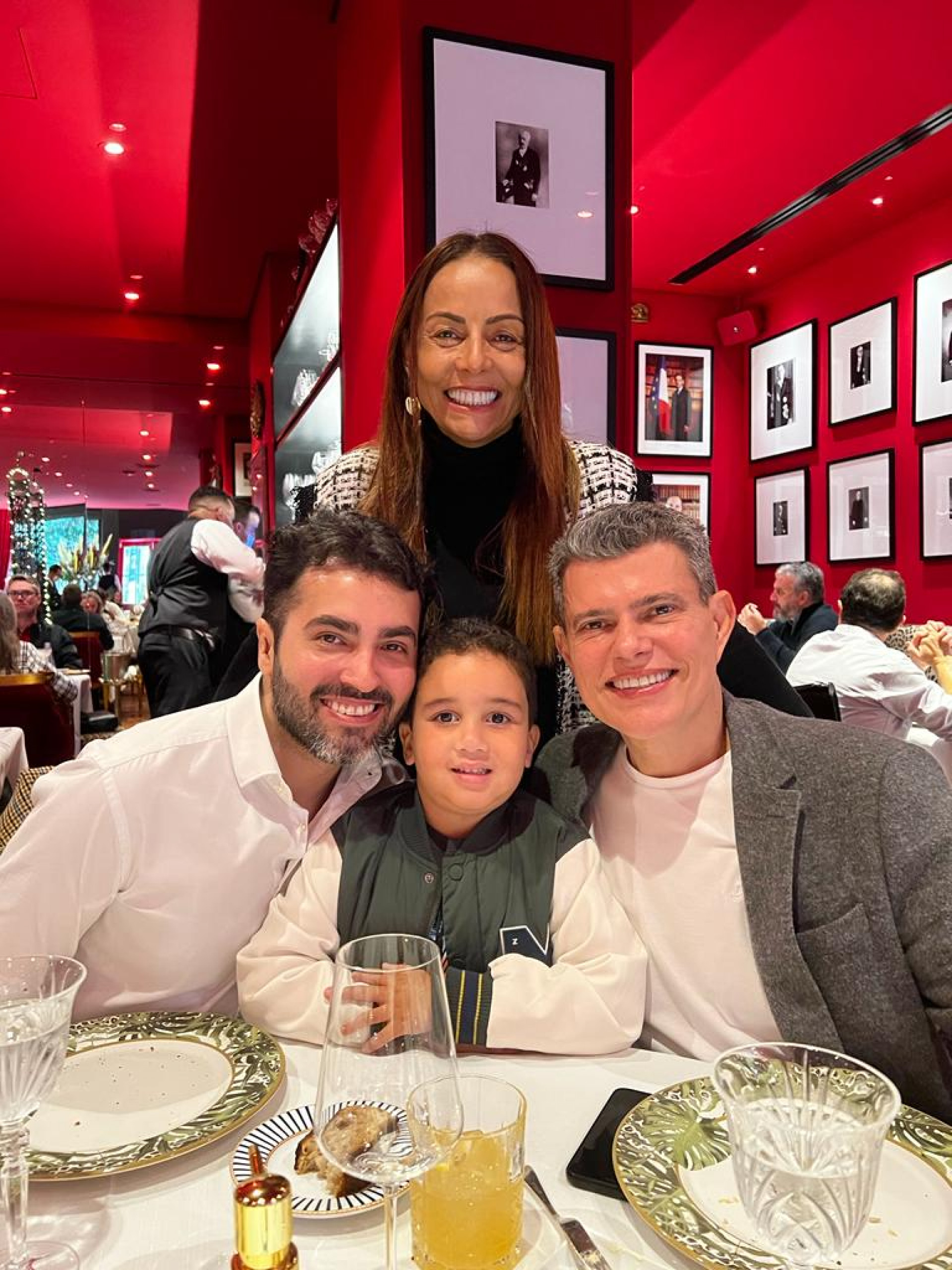 Gil Santos com o filho Bento entre Fernando e Abelardo Targino. Turma segue a Salvador para os festejos de Iemanjá(Foto: Arquivo Pessoal)
