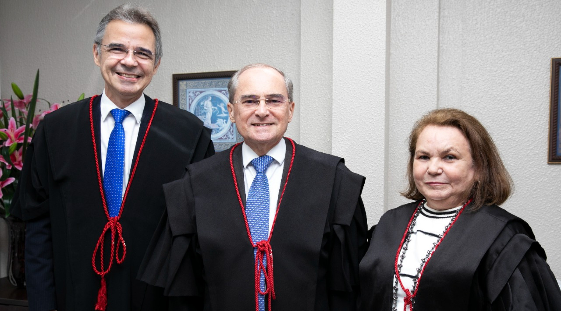 Abelardo Benevides (ao centro) ao lado do vice-presidente eleito Heráclito Vieira e da corregedora-geral eleita Maria Edna Martins(Foto: Divulgação TJ-CE)