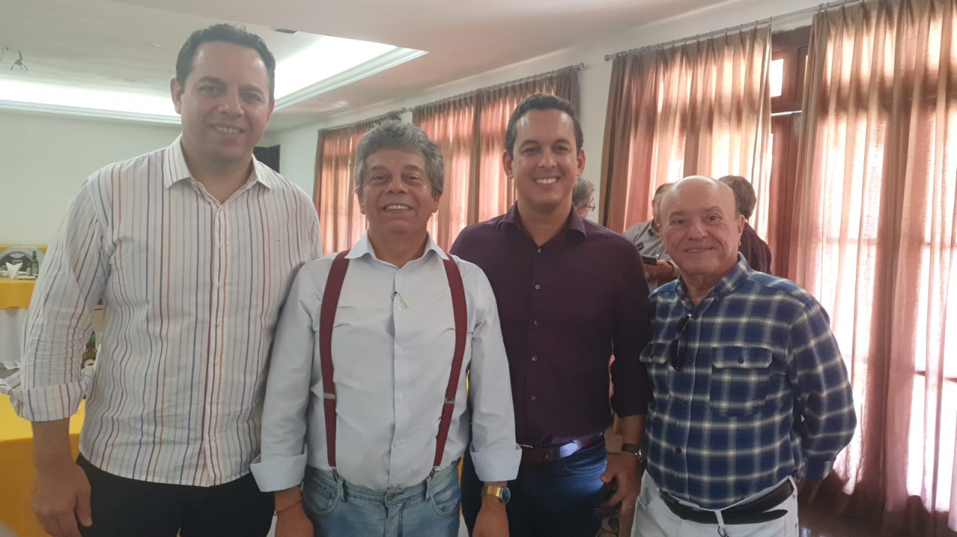 Gustavo Silva com os integrantes do Rotary Club Planalto: Irineu Guimarães, presidente Paulo Roberto Uchôa do Amaral e Paulo Tarcísio(Foto: Divulgação)