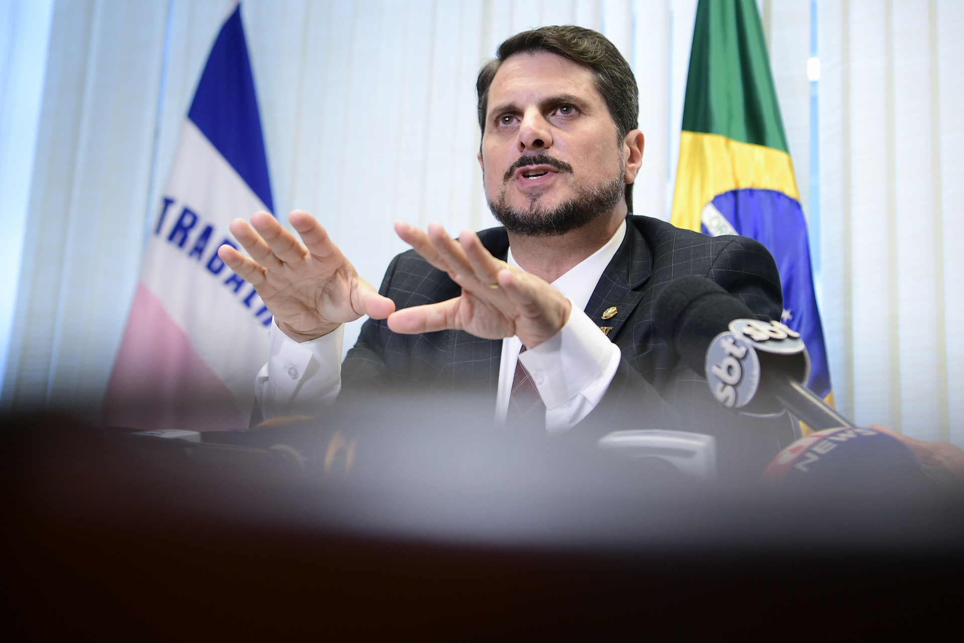 ￼ Senador Marcos do Val concedeu entrevista coletiva ontem em seu gabinete (Foto: Marcos Oliveira/Agência Senado)