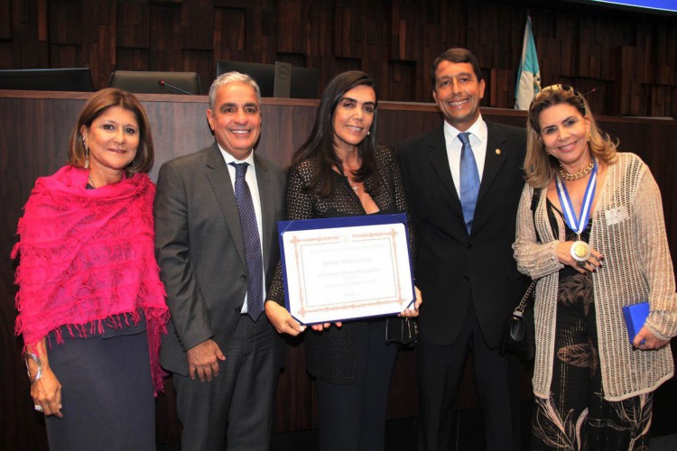 Iná Valéria, presidente André Ceciliano (AL/RJ), Iná Valkiria, Gony (Esmerino Júnior) e Iná Cristina(Foto: Divulgação AL/RJ)