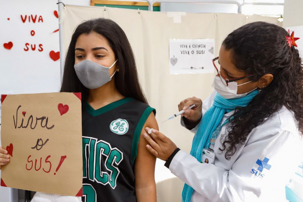 Segundo especialistas é difícil vacinar pessoas nessa faixa etária porque elas não possuem rotina de ir ao médico para prevenção(Foto: Agência Brasil)