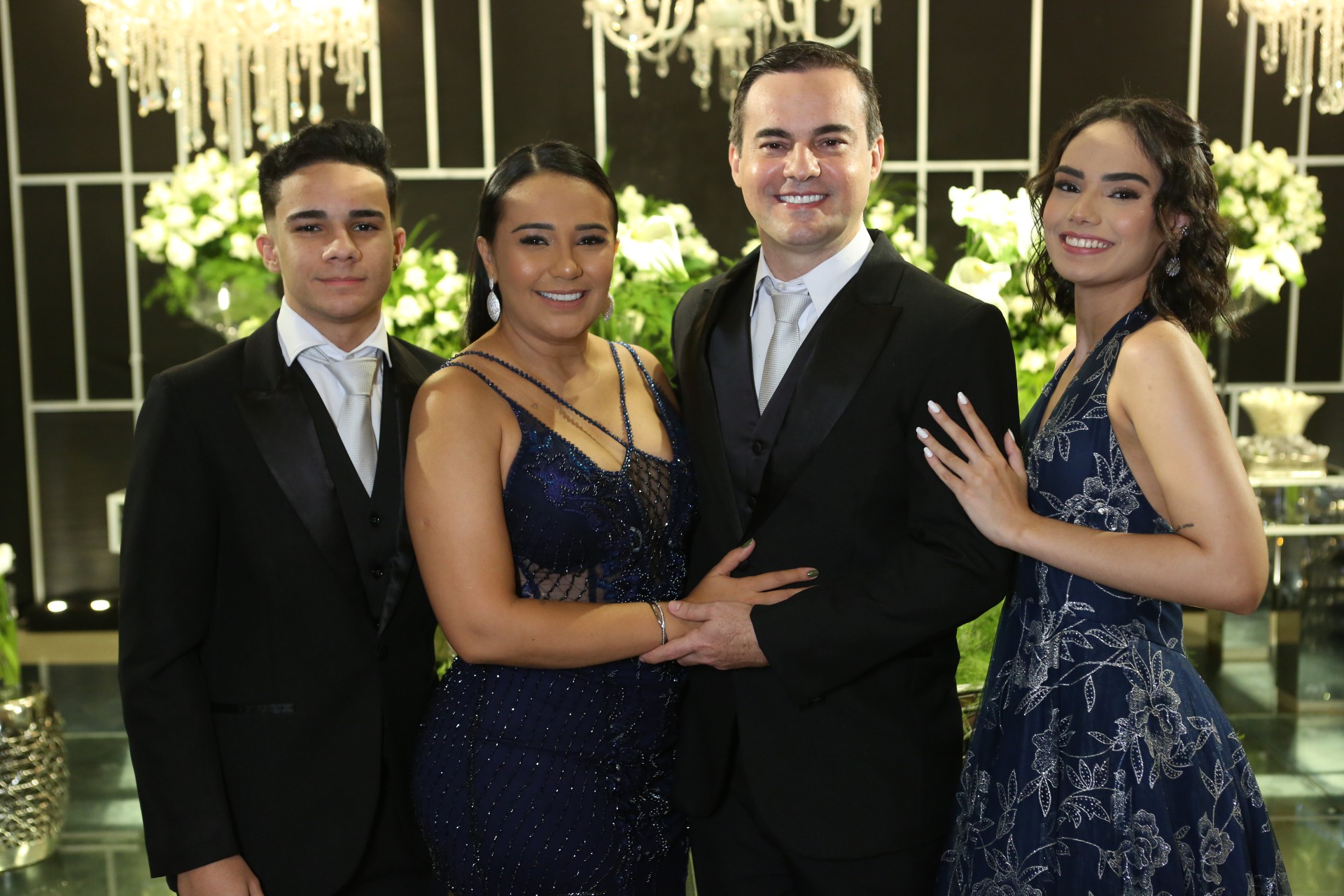 (Foto: Jocilene Jinkings)Casal anfitrião com os filhos 
Felipe e Raiany Sousa  
