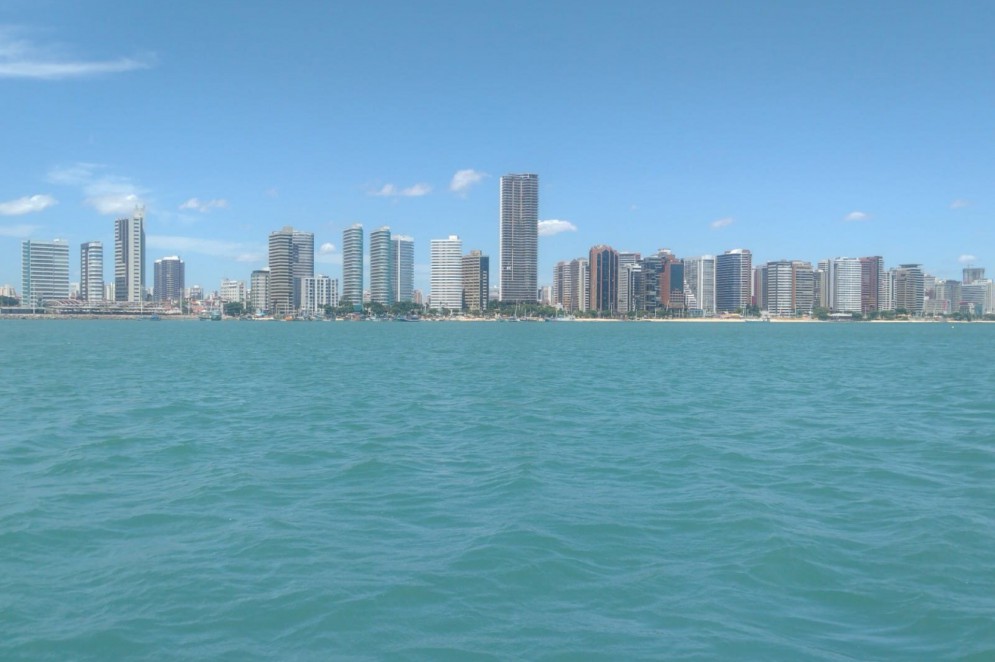 Do mar, vista do paredão de prédios da avenida Beira Mar, em nova tendência de verticalização ainda maior. Ao centro, o Residencial One, em obras, que será o edifício mais alto de Fortaleza, com 170m(Foto: CLÁUDIO RIBEIRO)