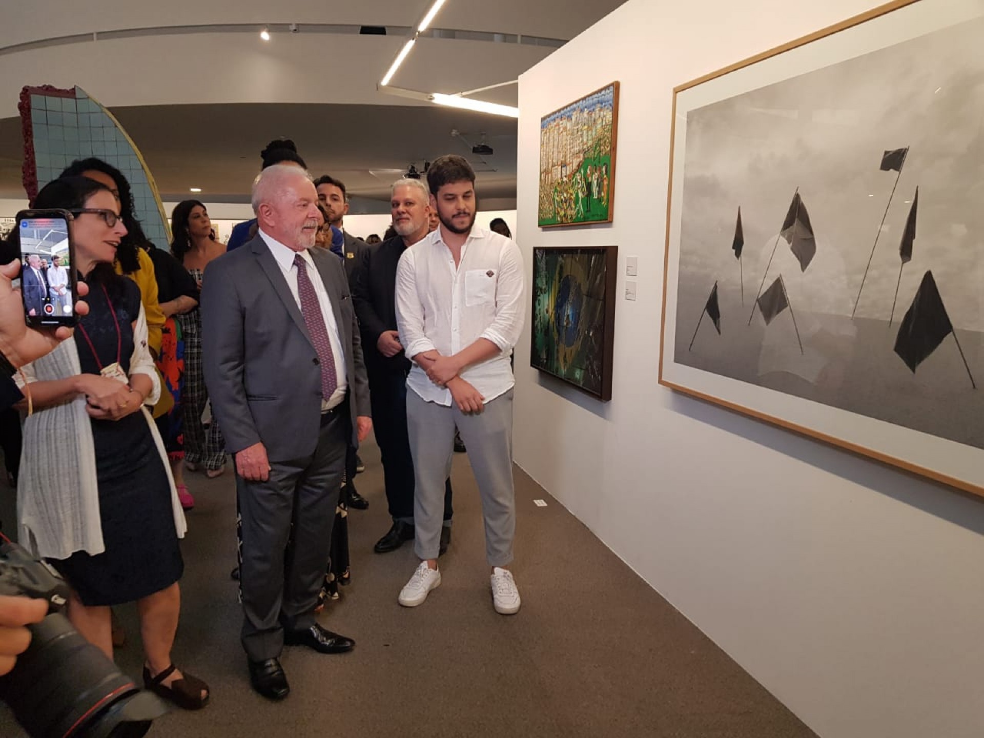 Lula visita mostra com trabalho de Cadeh Juaçaba(Foto: Divulgação)