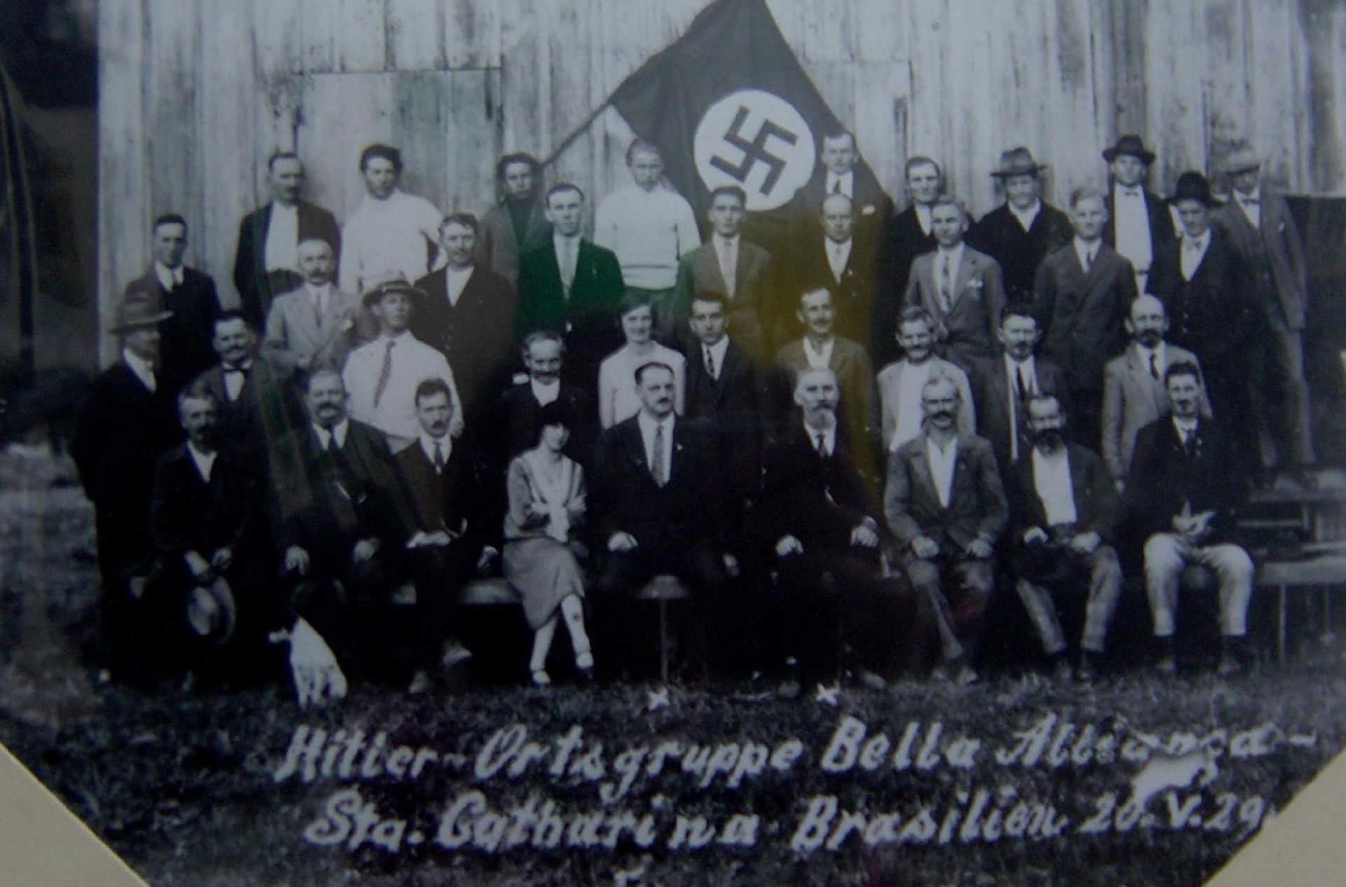 Fotografia de 1929 do grupo nazista em Bella Aliança, Santa Catarina, atual Rio do Sul.  (Foto: Arquivo Público Histórico de Rio do Sul / Wikimedia Commons)