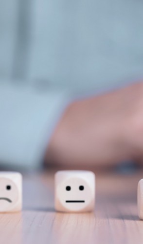 Alguns aspectos podem variar entre as identidades, como gênero, idade, ideais, valores e habilidades.