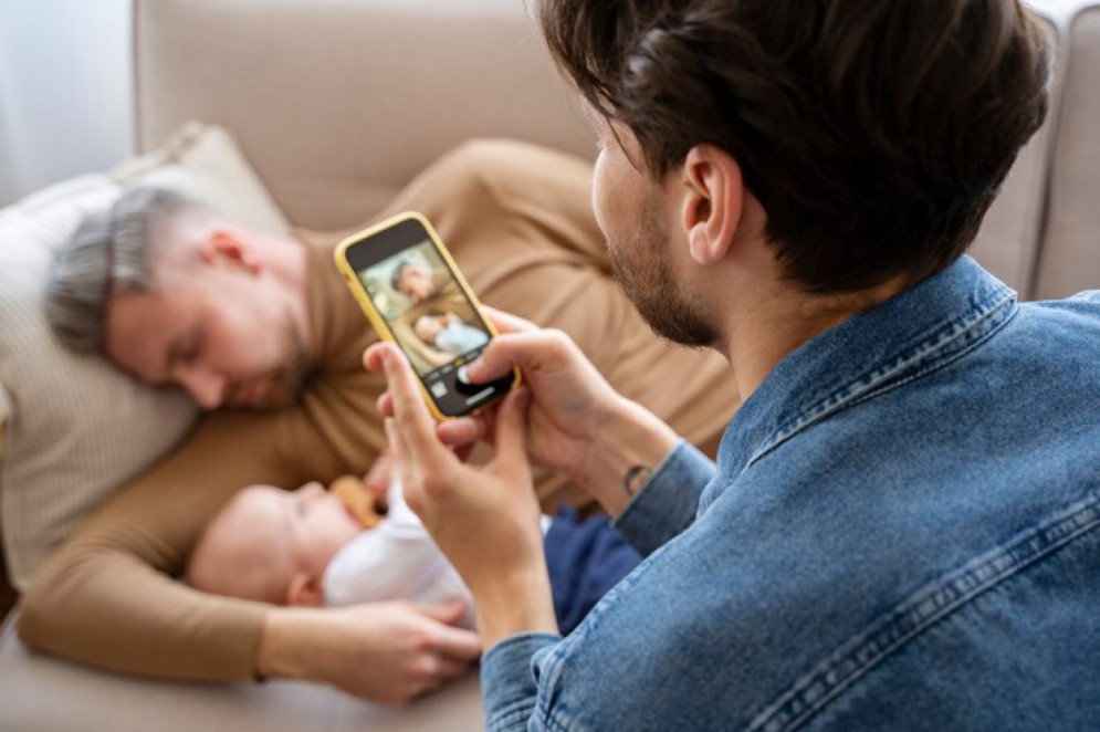 Compartilhar imagens dos filhos nas redes sociais se tornou uma prática comum por parte dos pais, principalmente os famosos(Foto: Freepik)