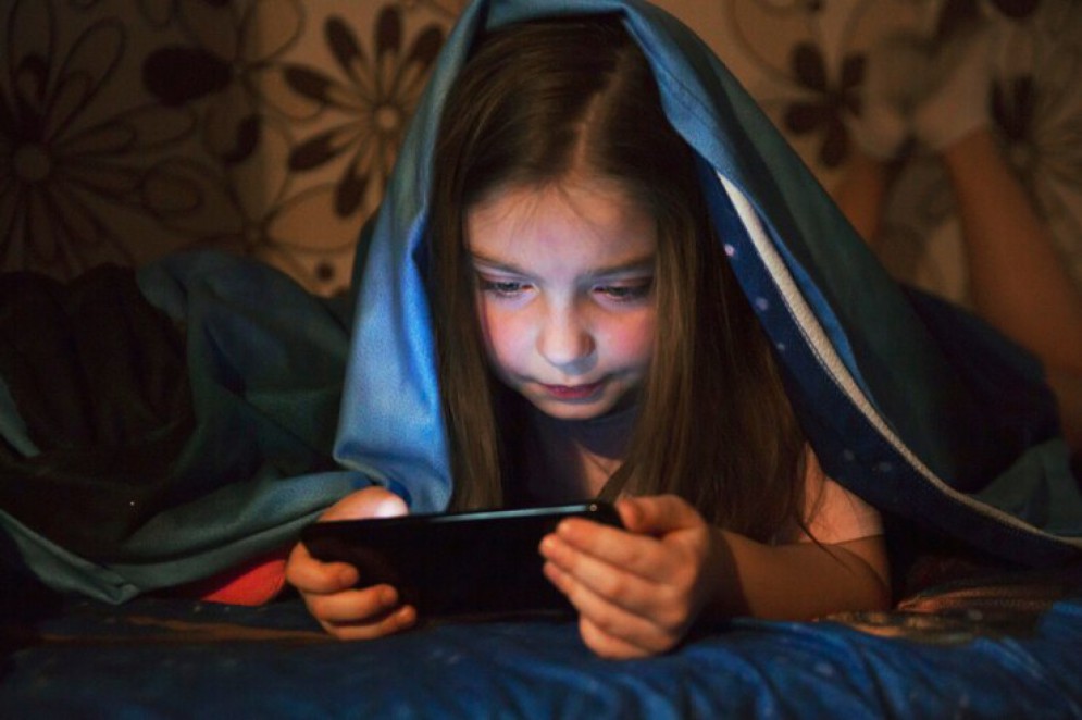 É comum que haja confusão entre as crianças terem acesso a conteúdos das redes sociais com serem registrados nas redes dos pais, mas são assuntos que precisam ser tratados de maneira diferente(Foto: Freepik)