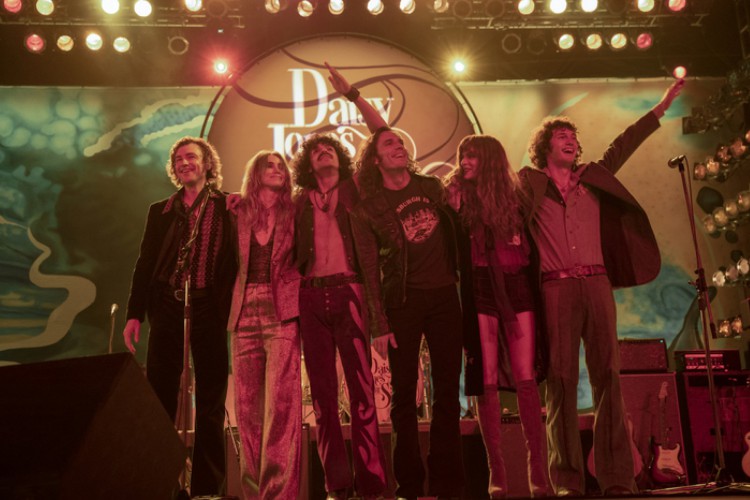 Daisy Jones (Riley Keough) e Billy Dunne (Sam Claflin) comandam a banda de rock "Daisy Jones &The Six"(Foto: Lacey Terrell/Divulgação)