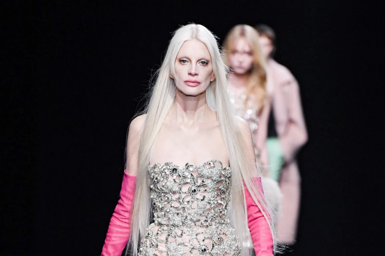 Kristen McMenmy: queda e volta por cima em passarela Valentino (Foto: afp)
