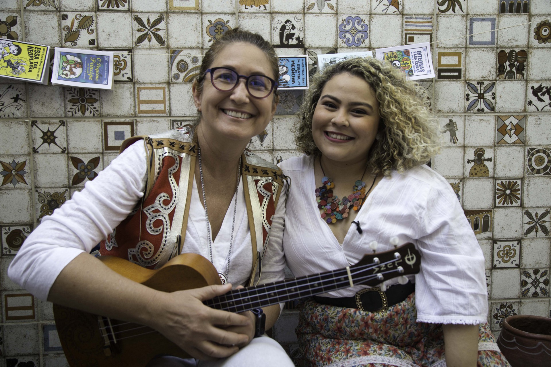 Paola Tôrres e Julie Oliveira apresentação sarau de cordel no Dragão do Mar (Foto: Eder Bicudo/Divulgação)