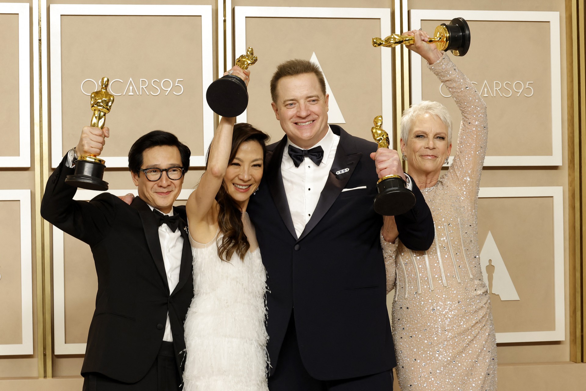 Os quatro vencedores de atuação — Ke Huy Quan, Michelle Yeoh, Brendan Fraser e Jamie Lee Curtis — vieram de filmes da A24 (Foto: Mike Coppola / Getty Images via AFP)