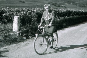 Lily Bollinger e a bicicleta que usava para percorrer os vinhedos 