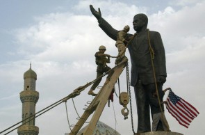 Estátua de Saddan Hussein em Bagdá é derrubada em 9 de abril de 2003 por soldados dos Estados Unidos