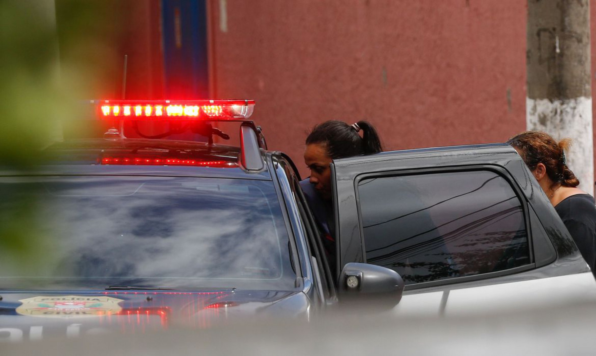 São Paulo (SP), 27/03/2023 - A professora de educação física Cíntia, que imobilizou o aluno agressor no ataque a colegas e professoras à faca, deixa a Escola Estadual Thomazia Montoro, em Vila Sônia. Foto: Fernando Frazão/Agência Brasil (Foto: Agência Brasil)