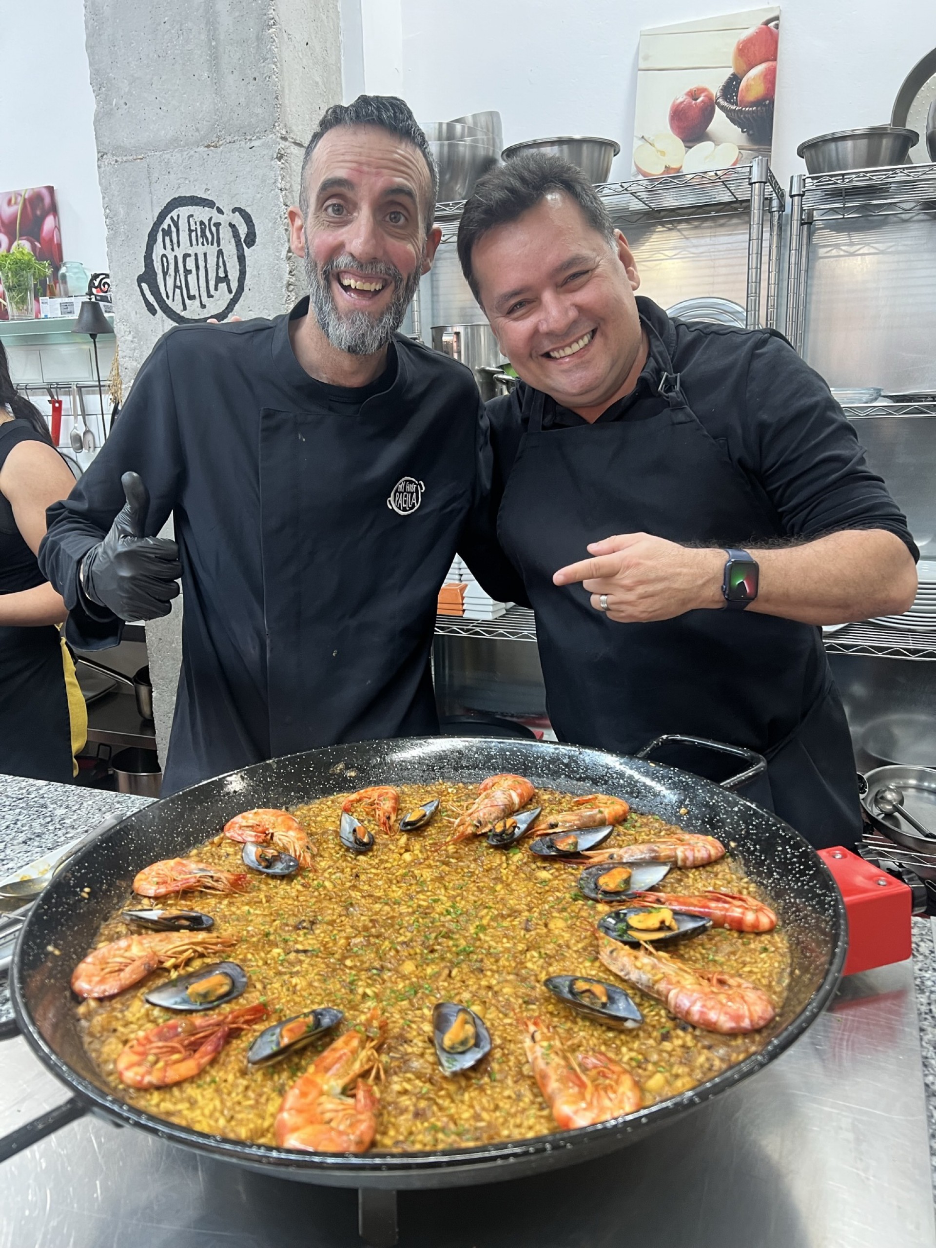 Colunista Edil Costa na Espanha, onde participou de curso na Escola da Paella (Foto: divulgação )