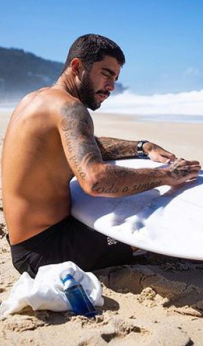 O surfista vinha sendo exposto nas redes sociais, acusado de não pagar a pensão das crianças.