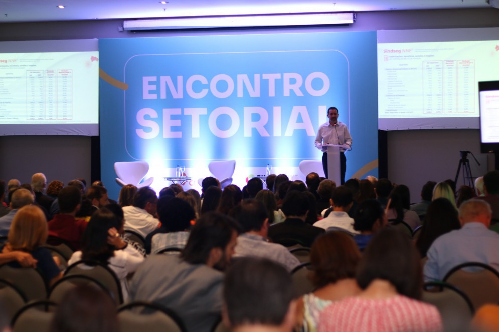 Dyogo Oliveira, diretor-presidente da Confedera&ccedil;&atilde;o Nacional das Seguradoras (CNSeg) apresenta n&uacute;meros da regi&atilde;o Nordeste em reuni&atilde;o setorial (Foto: Divulga&ccedil;&atilde;o/CNSeg)