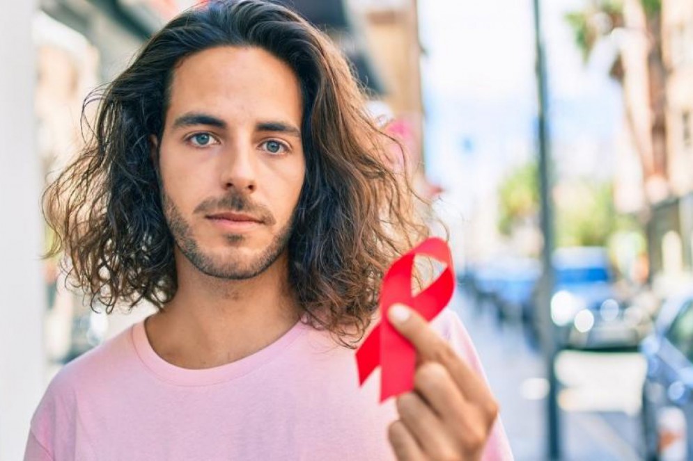 A fita vermelha é símbolo do Dezembro Vermelho, campanha que marca uma grande mobilização nacional na luta contra o vírus HIV, a Aids e outras ISTs(Foto: iStock)